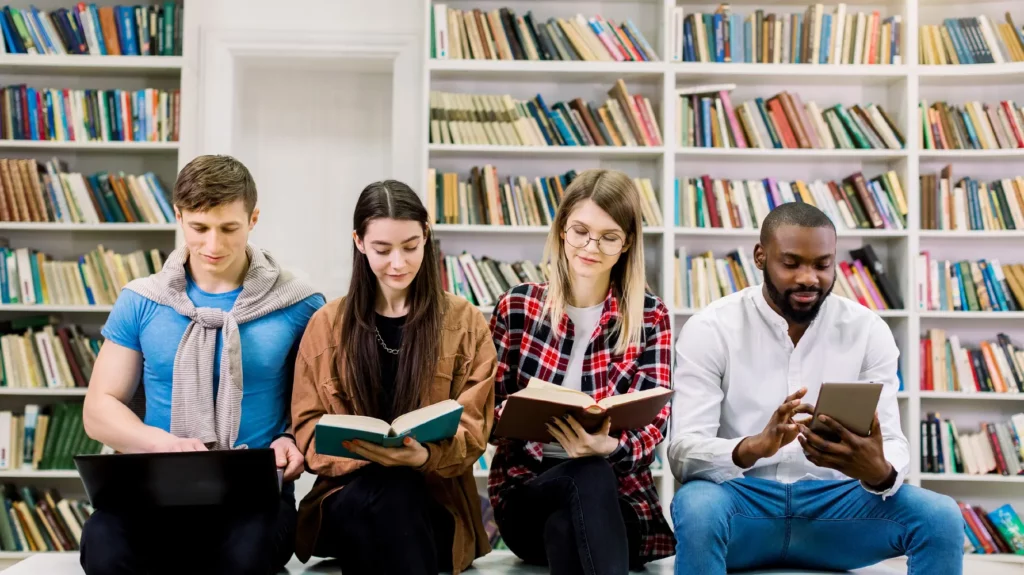 snapplify-young-students-reading-library - snapplify cloud services