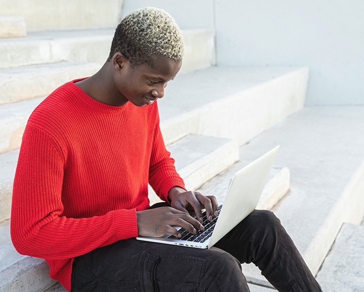 scs-paragraph-image17 - snapplify cloud services Teenager accessing school textbooks on a laptop