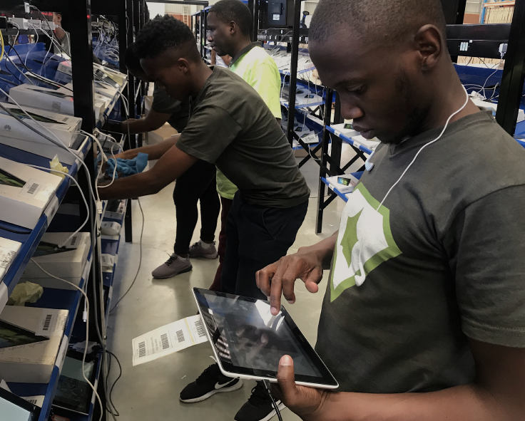 scs paragraph thumbnails_gov_scs_paragraph__scs_paragraph_ - snapplify cloud services Four members of Snapplify's bulk rollout team working with tablets in a well-organised warehouse